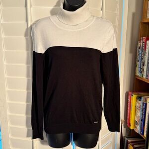 CALVAN KLEIN BLACK & WHITE TURTLE NECK SWEATER SZ: M